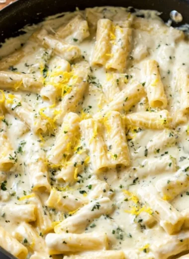 Delicious Lemon Garlic Cream Sauce in a bowl
