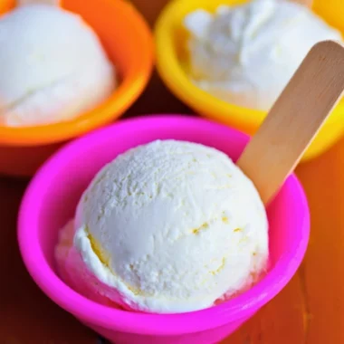 Homemade frozen yogurt recipes featuring Greek yogurt and delicious toppings