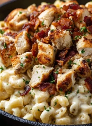 Creamy chicken ranch macaroni and cheese dish served in a bowl