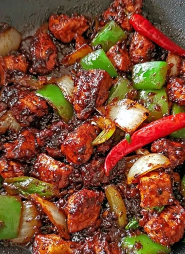 Delicious plate of easy black pepper chicken garnished with vegetables